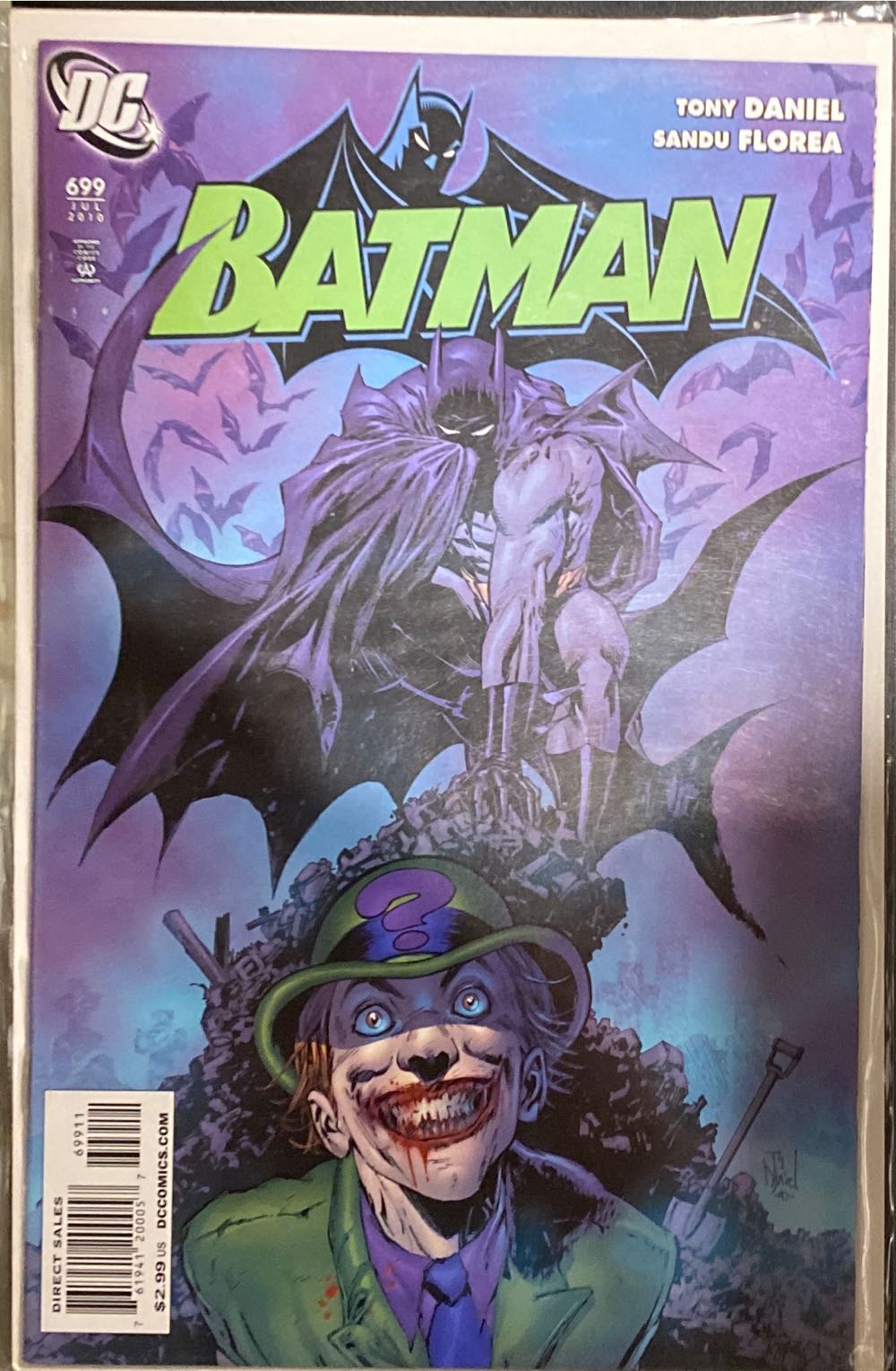 Batman - DC Comics (699 - Jul 2010) comic book collectible [Barcode 76194120005769911] - Main Image 2
