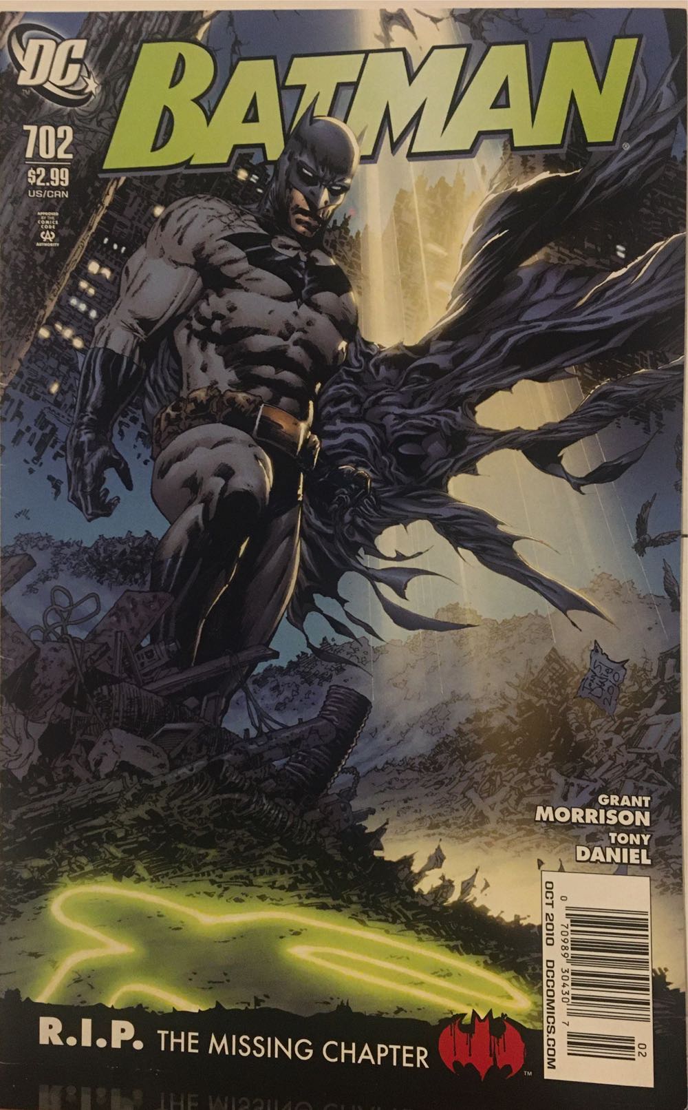 Batman (1940) - DC (Detective Comics) (702 - Oct 2010) comic book collectible [Barcode 761941200057] - Main Image 2