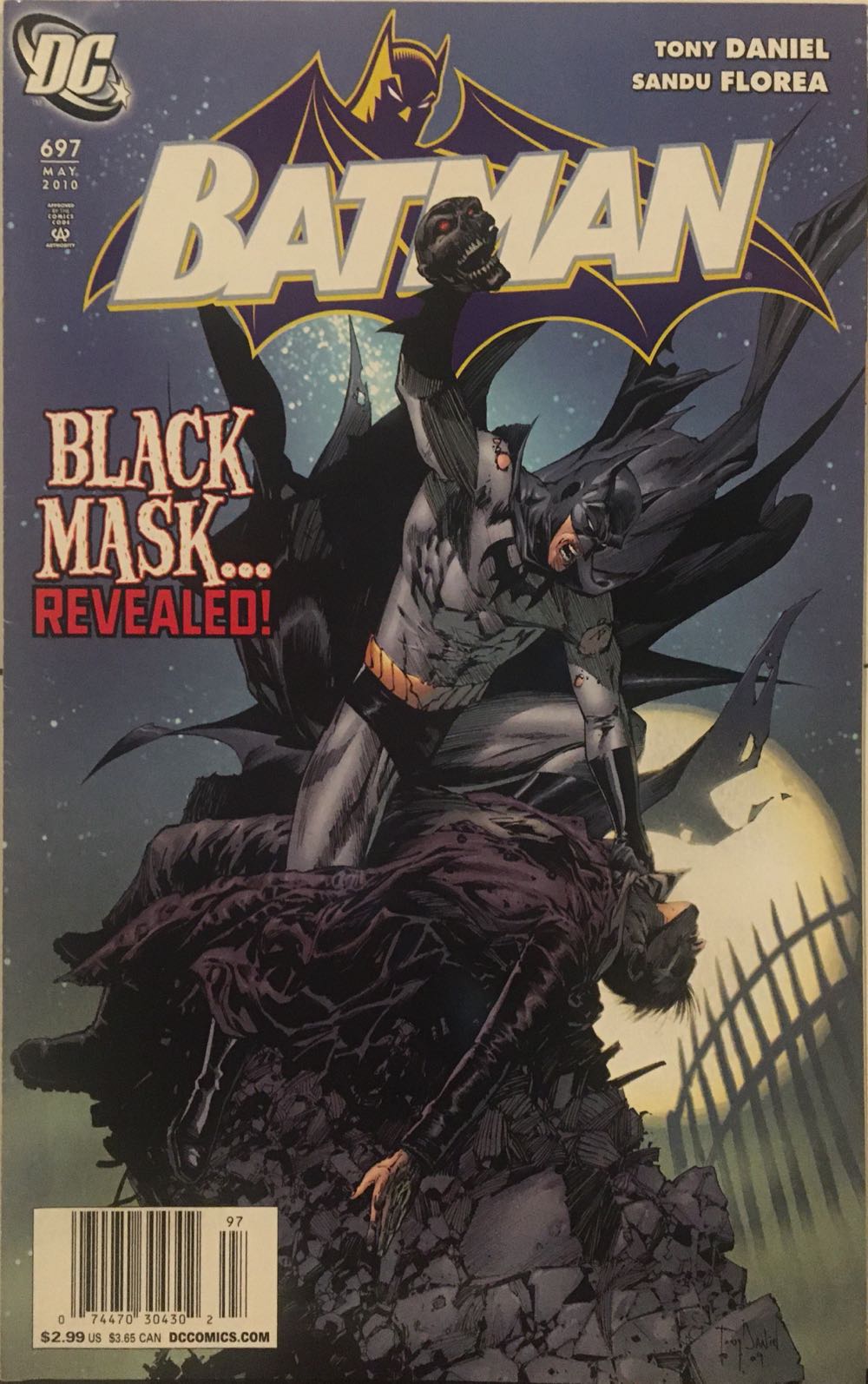 Batman - DC (697 - May 2010) comic book collectible [Barcode 6194120005] - Main Image 2