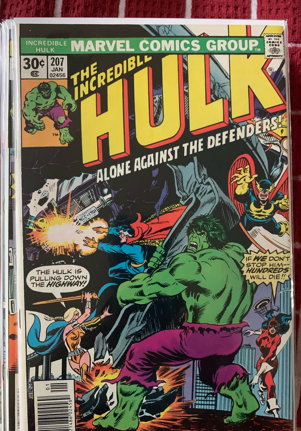 The Incredible Hulk - Marvel Comics Group (207 - Jan 1977) comic book collectible [Barcode 9780785107903] - Main Image 2