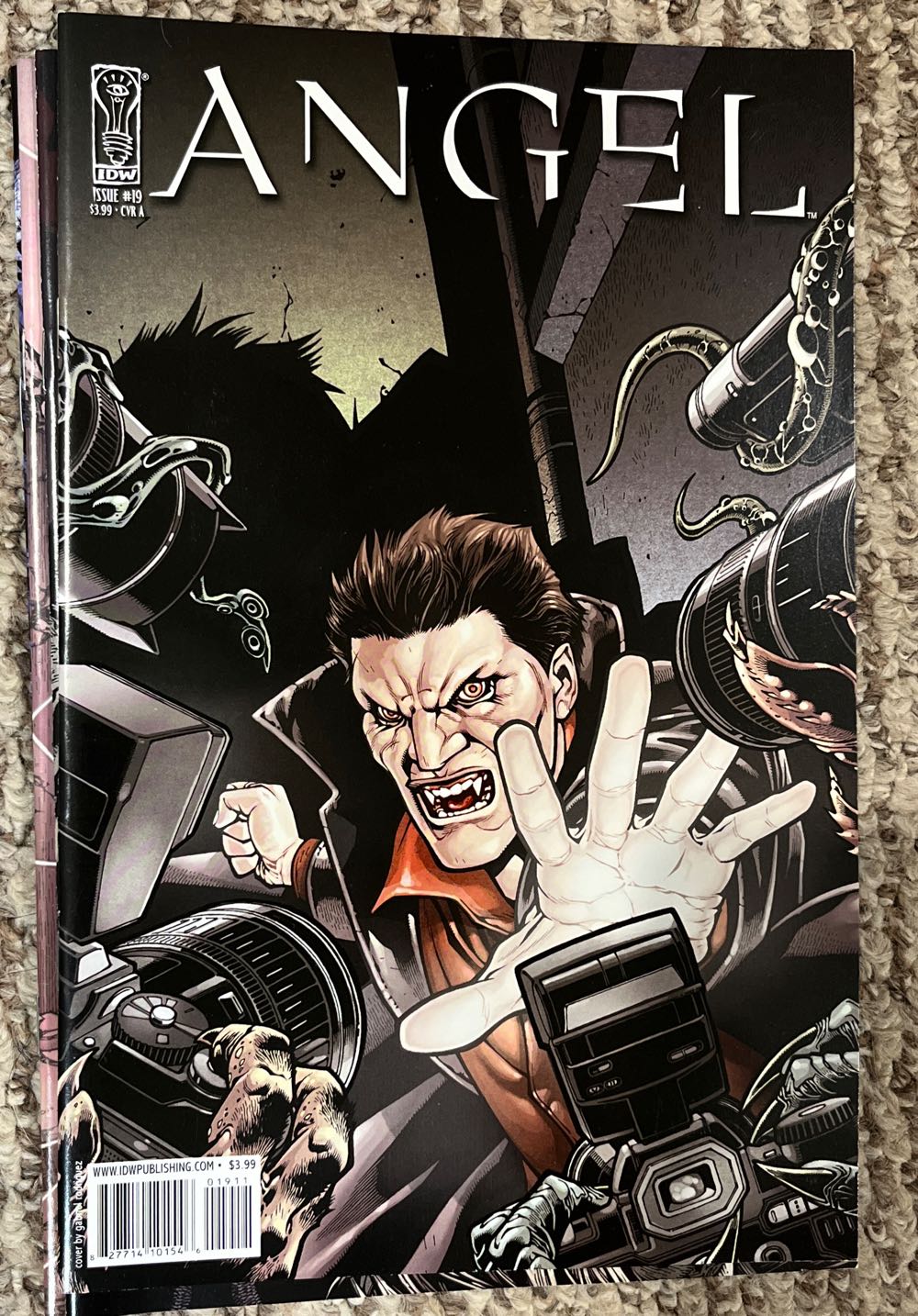 Angel - IDW Publishing (19 - Mar 2009) comic book collectible [Barcode 82771410154601911] - Main Image 2