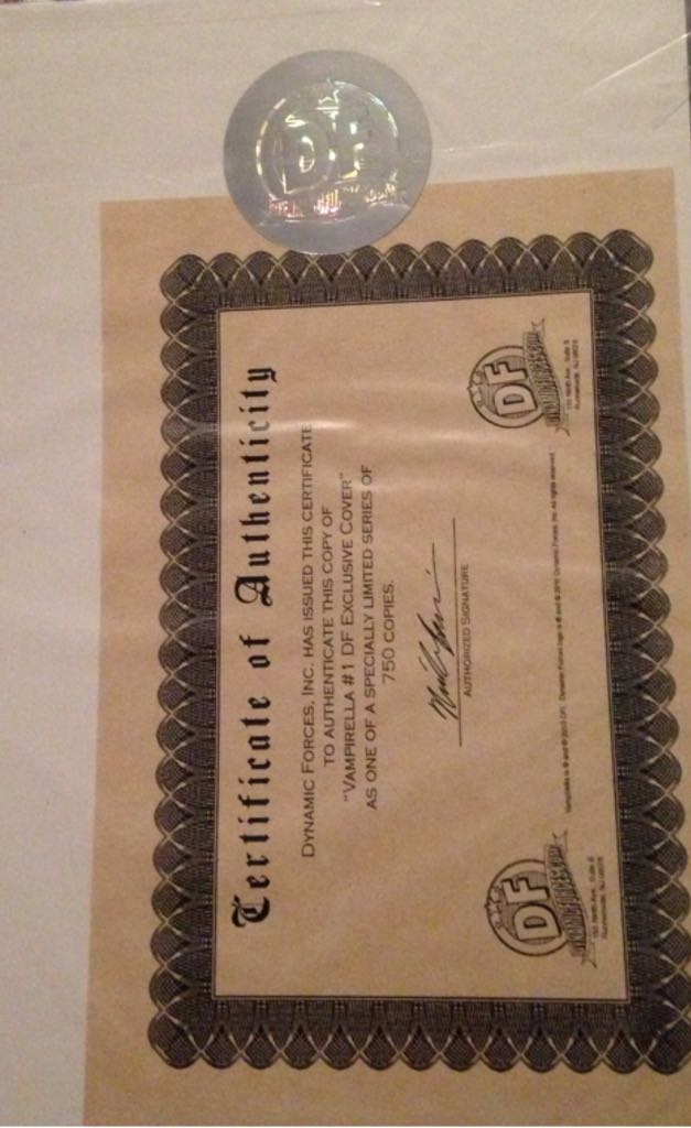 Vampirella - Dynamite Entertainment (1) comic book collectible [Barcode 725130154729] - Main Image 2