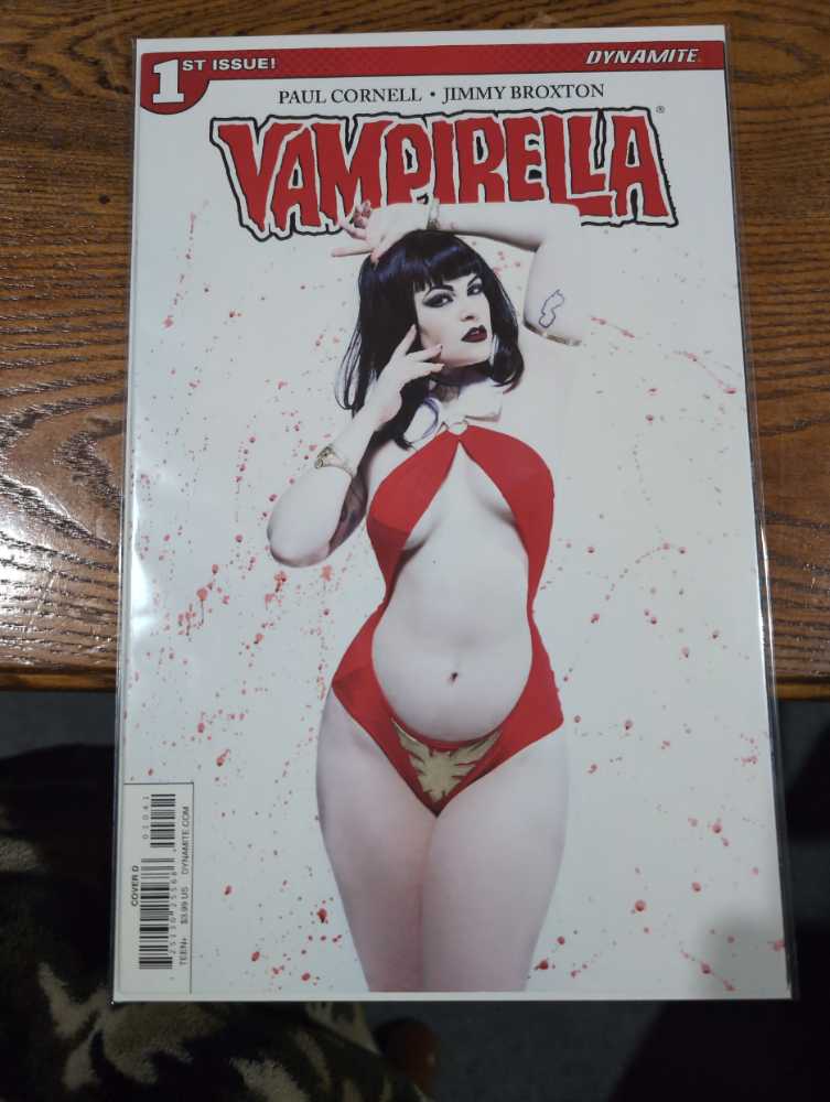 Vampirella - Dynamite (1 - Mar 2017) comic book collectible [Barcode 72513025568601021] - Main Image 2