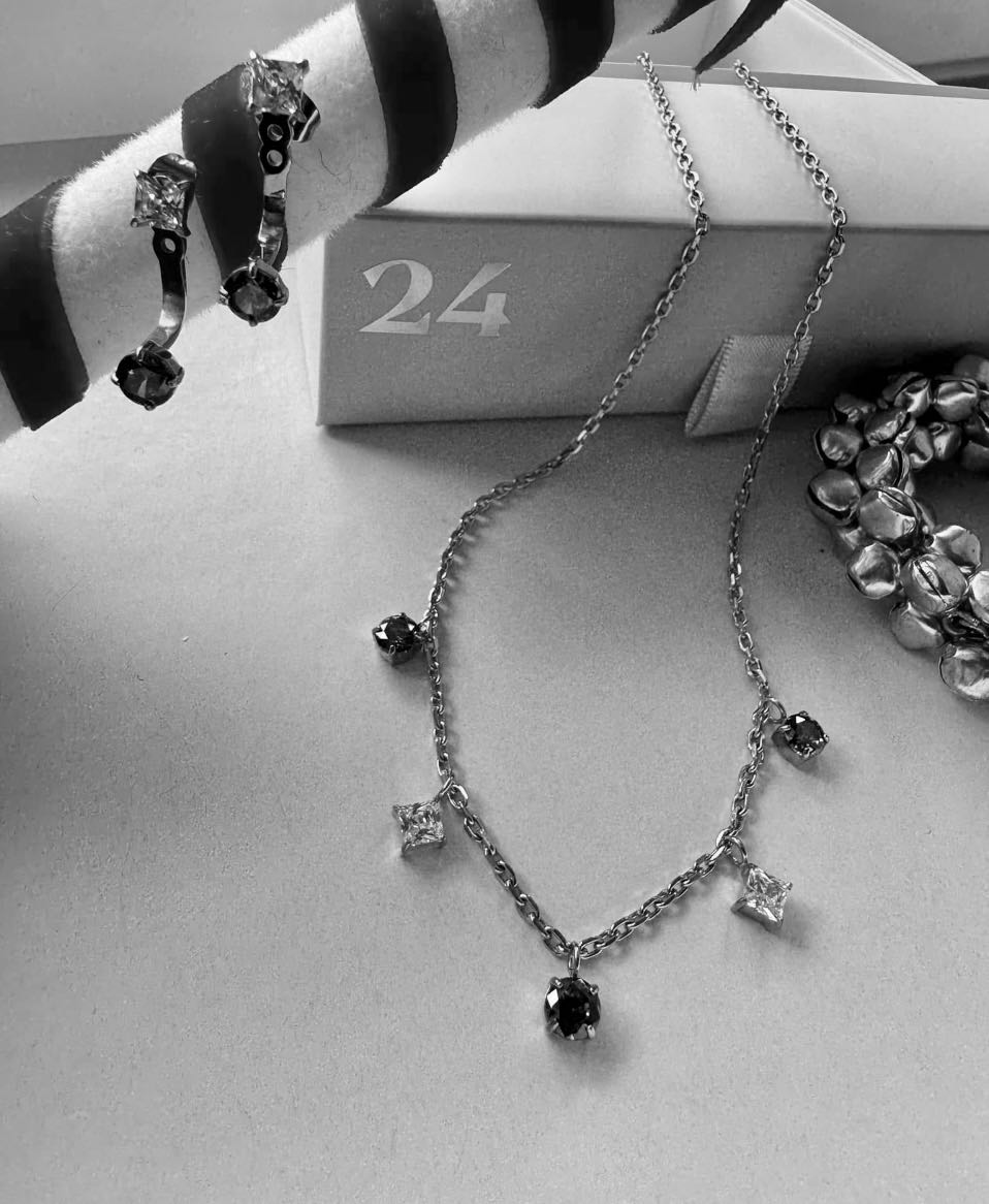 AK24 Steinchen-Ohrstecker