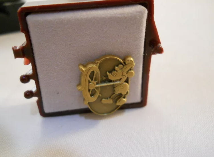 Cast Member 1 Year Anniversary Badge Pin