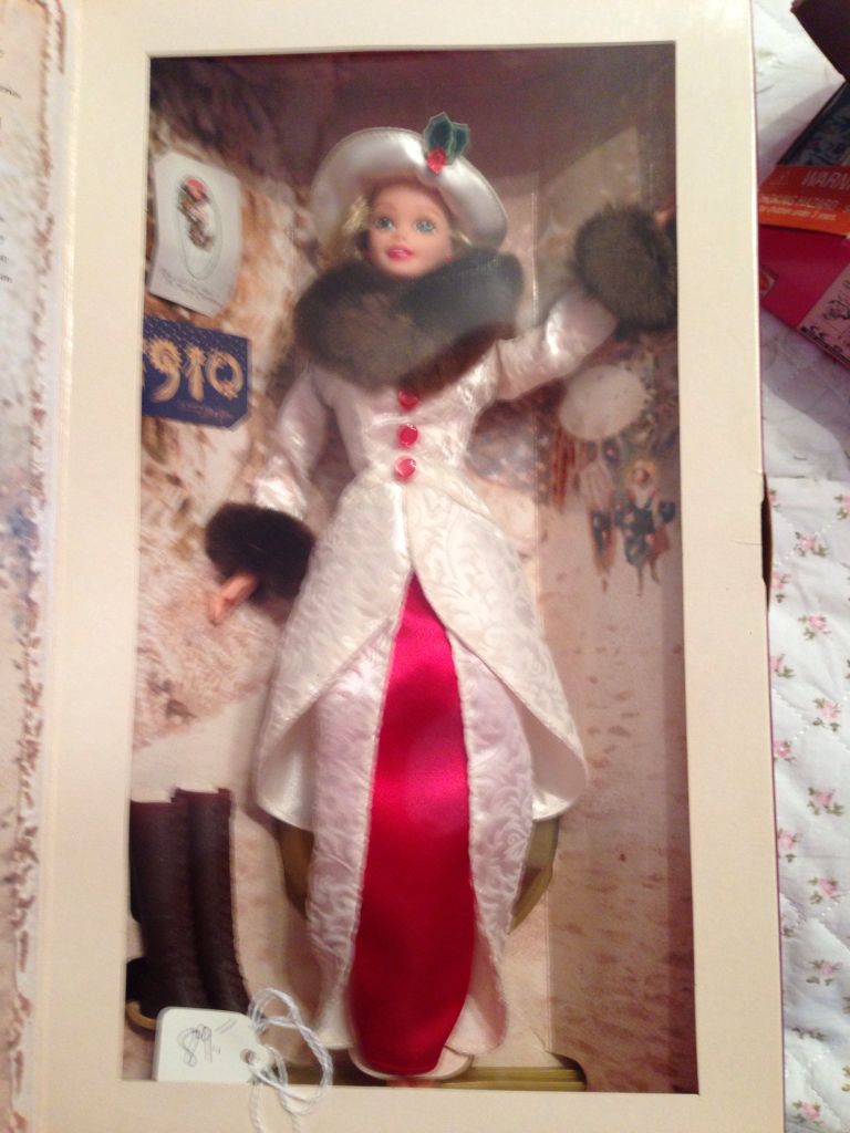 Special Edition Hallmark Holiday Memories Barbie Doll 1995 - Hallmark doll collectible [Barcode 015012302998] - Main Image 2