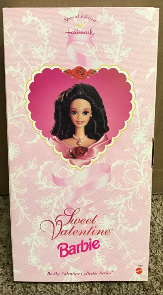 Sweet Valentine Barbie - Hallmark doll collectible [Barcode 015012367492] - Main Image 2