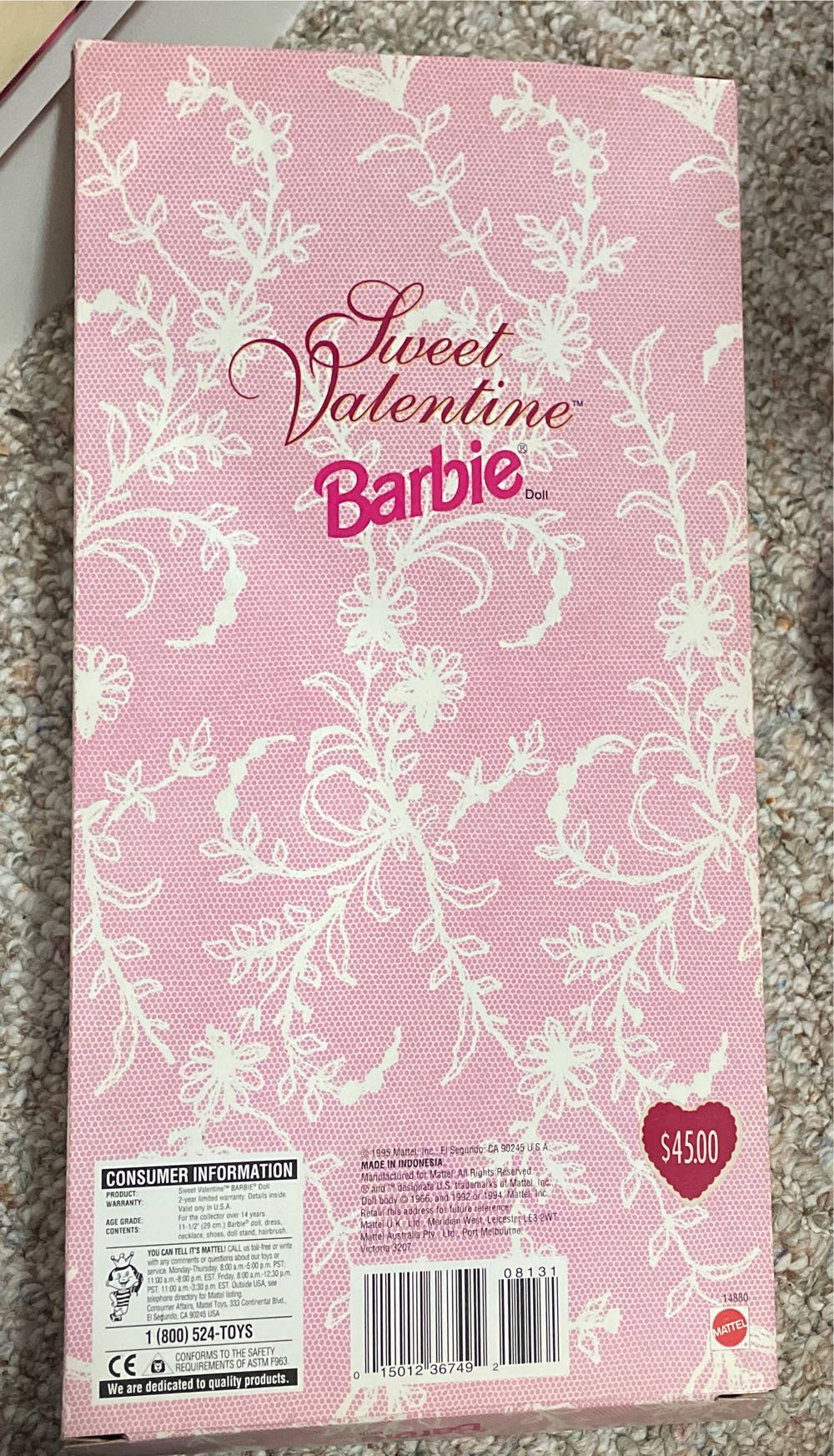 Sweet Valentine Barbie - Hallmark doll collectible [Barcode 015012367492] - Main Image 3