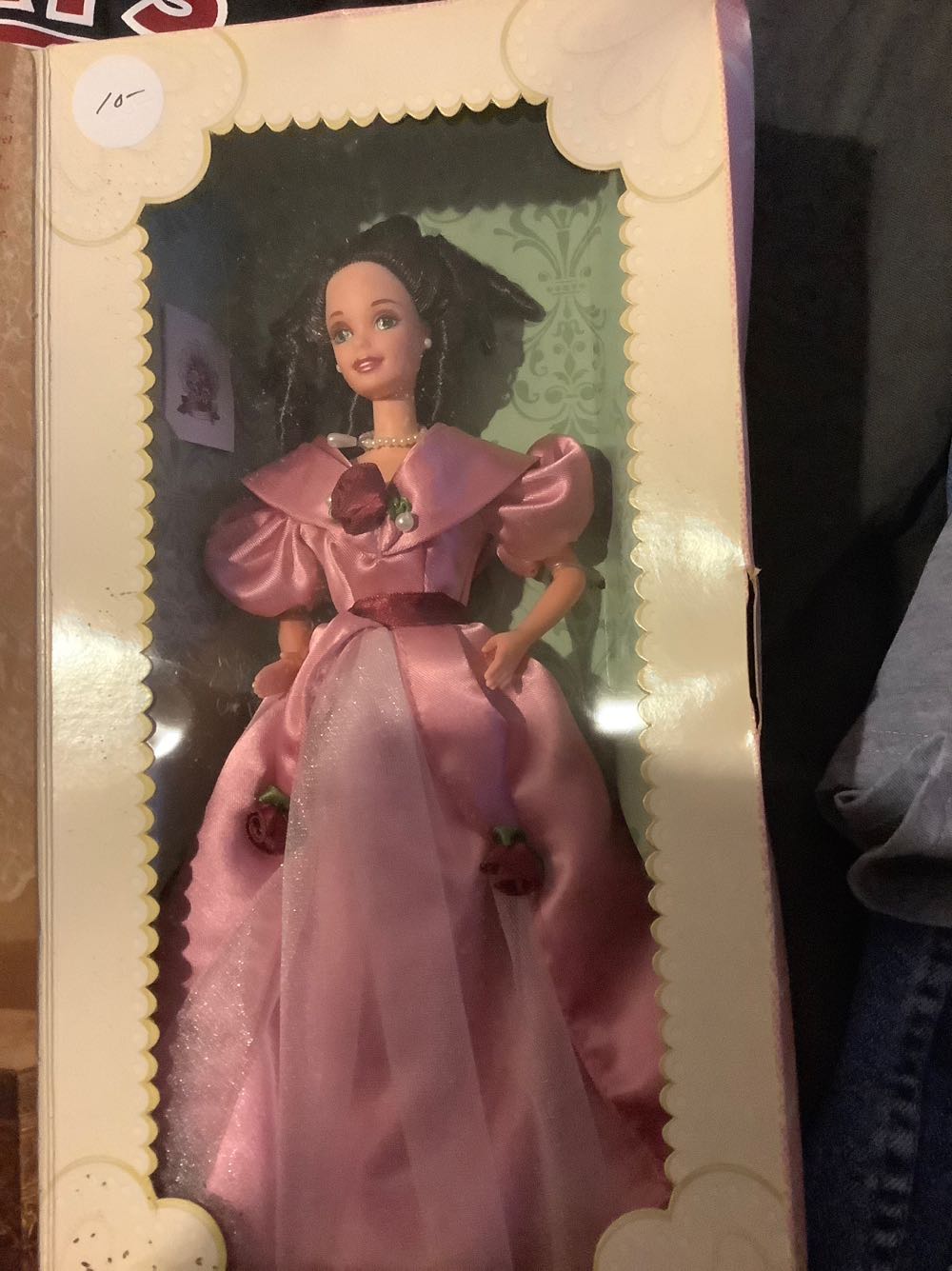 Sweet Valentine Barbie - Hallmark doll collectible [Barcode 015012367492] - Main Image 4