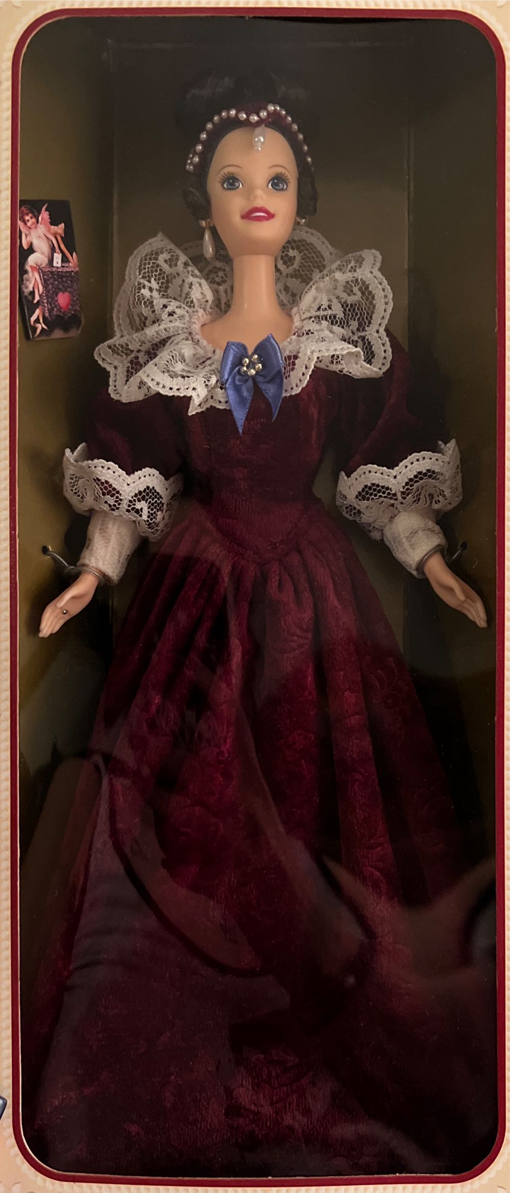 Sentimental Valentine Barbie - Hallmark doll collectible [Barcode 015012412000] - Main Image 3