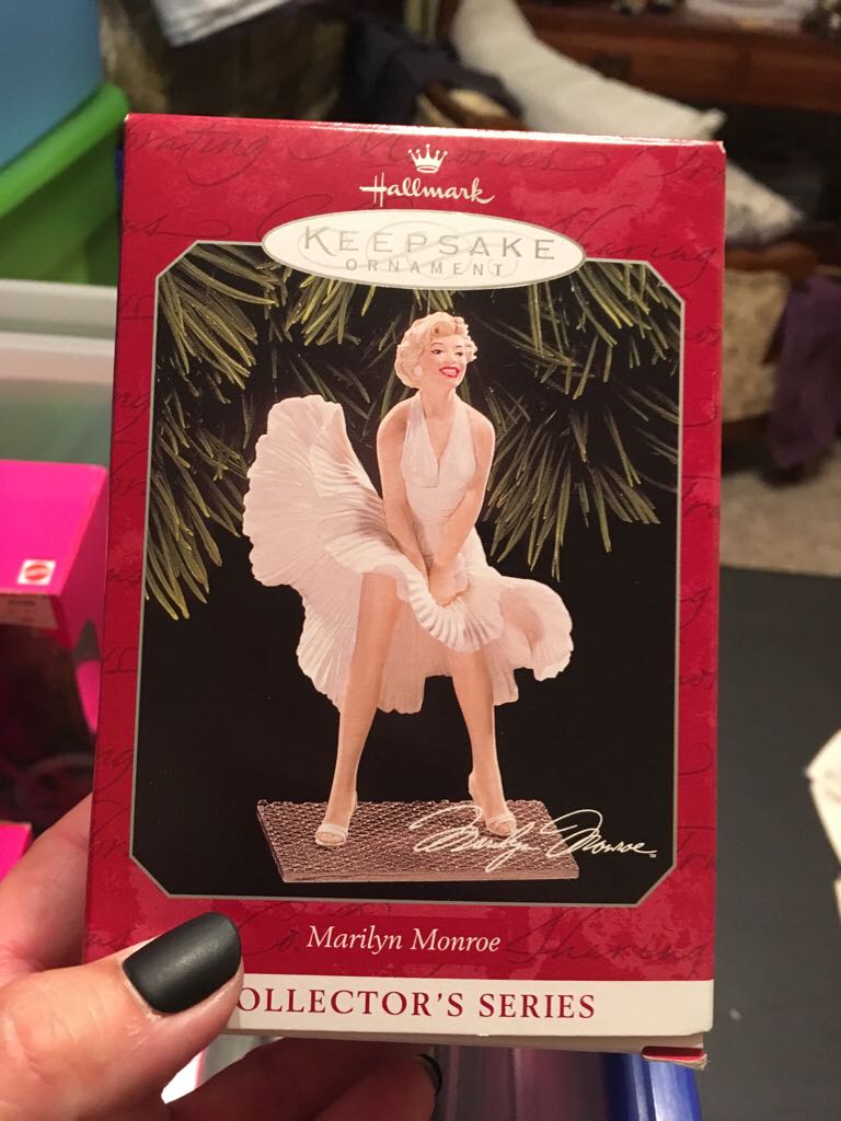 Marilyn Monroe Collector Series 7 Year Itch  doll collectible [Barcode 015012432374] - Main Image 1