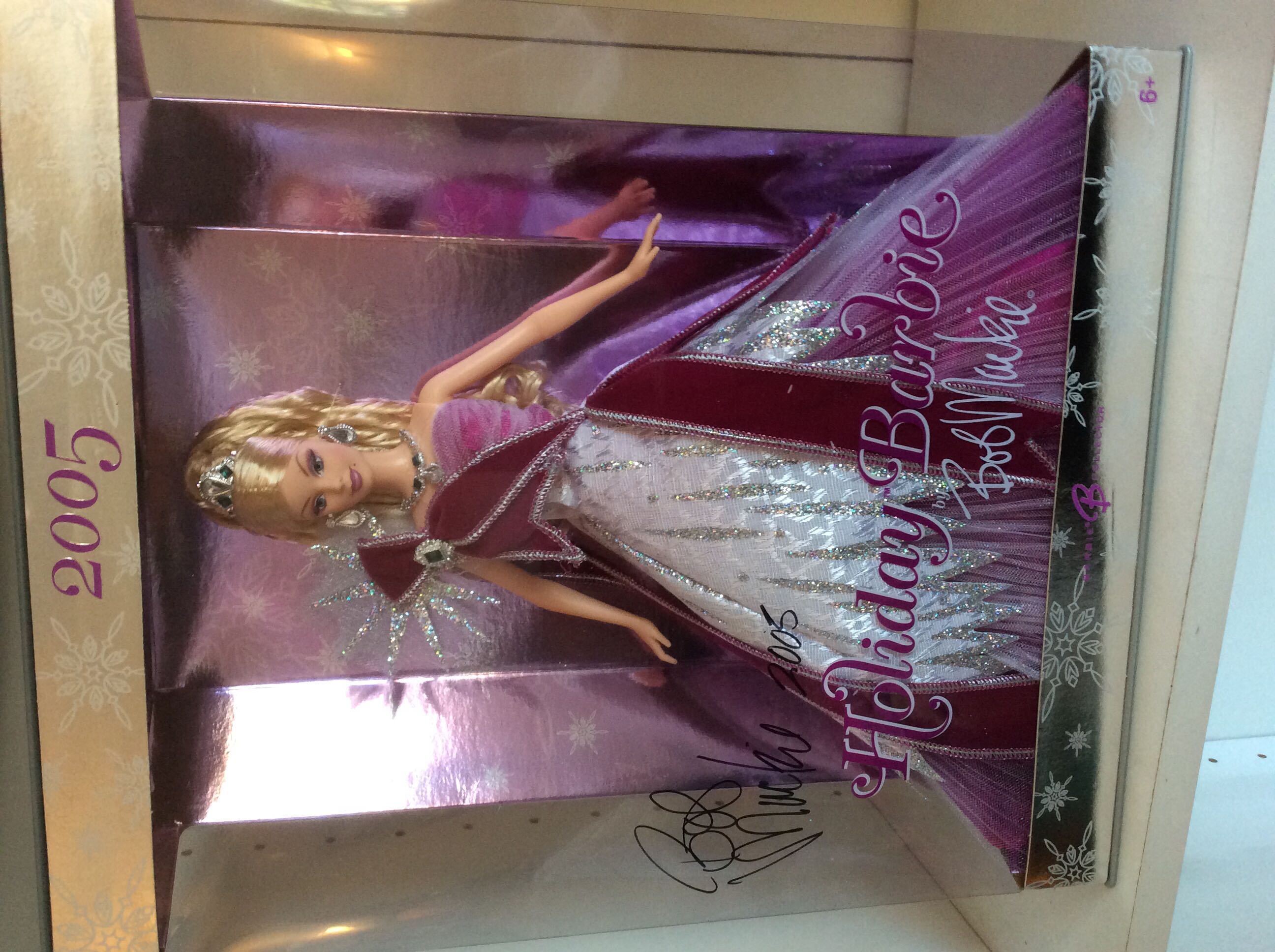 Happy Holiday Barbie Doll 2005 - Holiday Barbie doll collectible [Barcode 027084185287] - Main Image 3