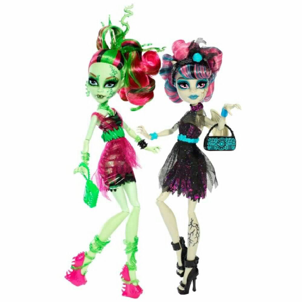 Rochelle Goyle & Venus McFlytrap: Zombie Shake