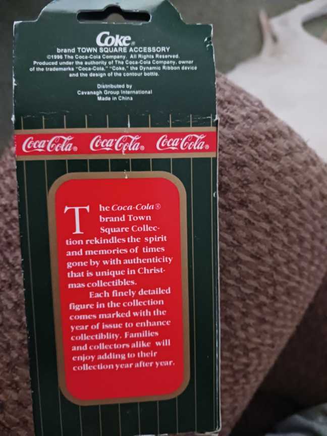 Coca-Cola Town Square Collection Snowday Fun 1996 - Coca-Cola vinyl figure collectible - Main Image 2