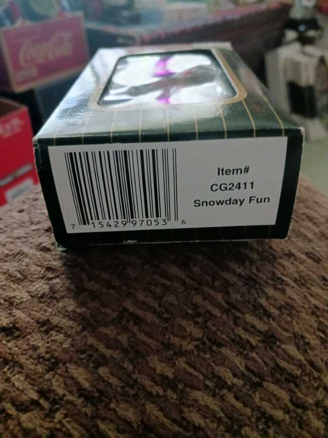 Coca-Cola Town Square Collection Snowday Fun 1996 - Coca-Cola vinyl figure collectible - Main Image 3