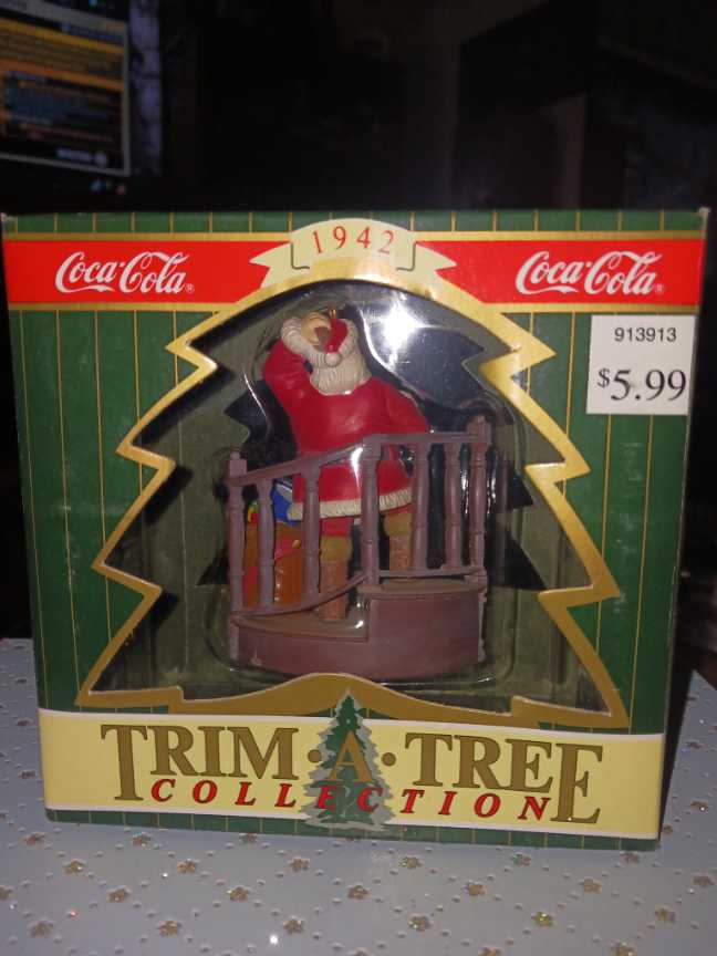 Coca-Cola Trim A Tree Collection Santa 1942 On Stairs 1997 - Coca-Cola vinyl figure collectible - Main Image 2