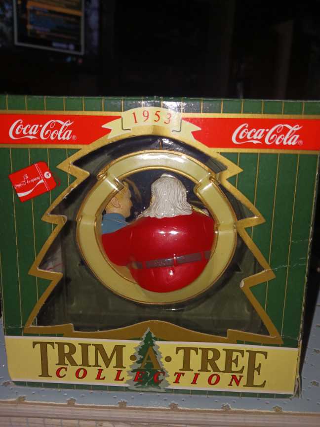 Coca-Cola Trim A Tree Collection Santa 1953 With Children Season Greetings 1997 - Coca-Cola vinyl figure collectible - Main Image 2