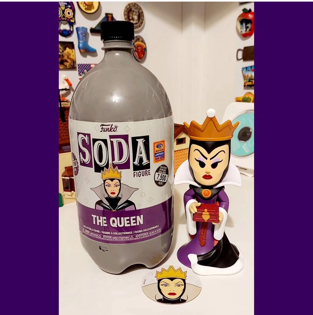 The Queen 3 Liter Soda - Snow White vinyl figure collectible - Main Image 2