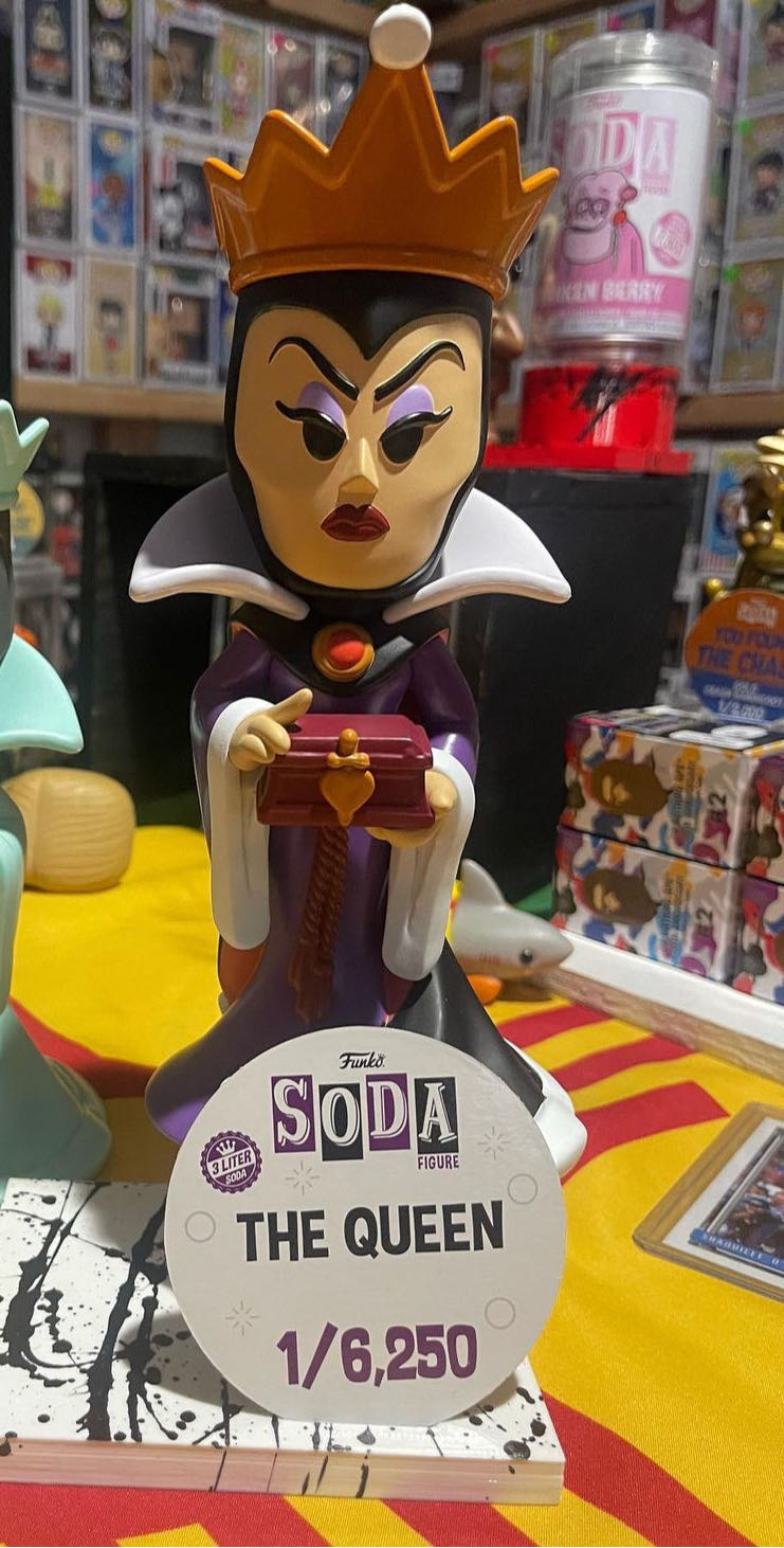The Queen 3 Liter Soda - Snow White vinyl figure collectible - Main Image 3