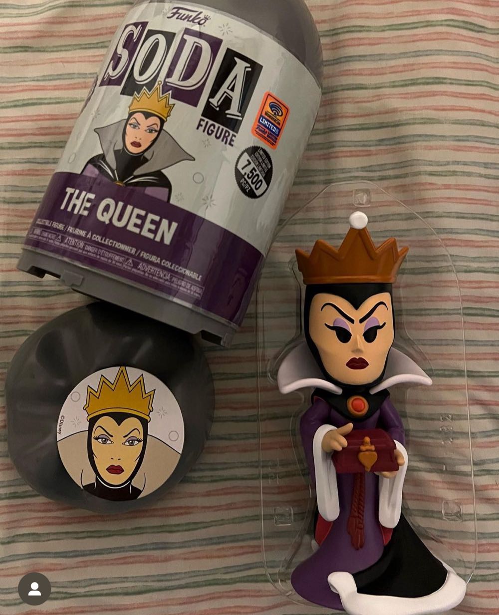 The Queen 3 Liter Soda - Snow White vinyl figure collectible - Main Image 4