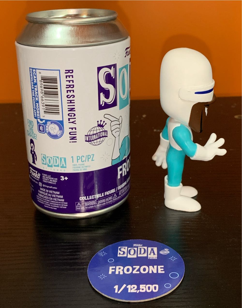 Frozone - The Incredibles vinyl figure collectible [Barcode 889698663915] - Main Image 4