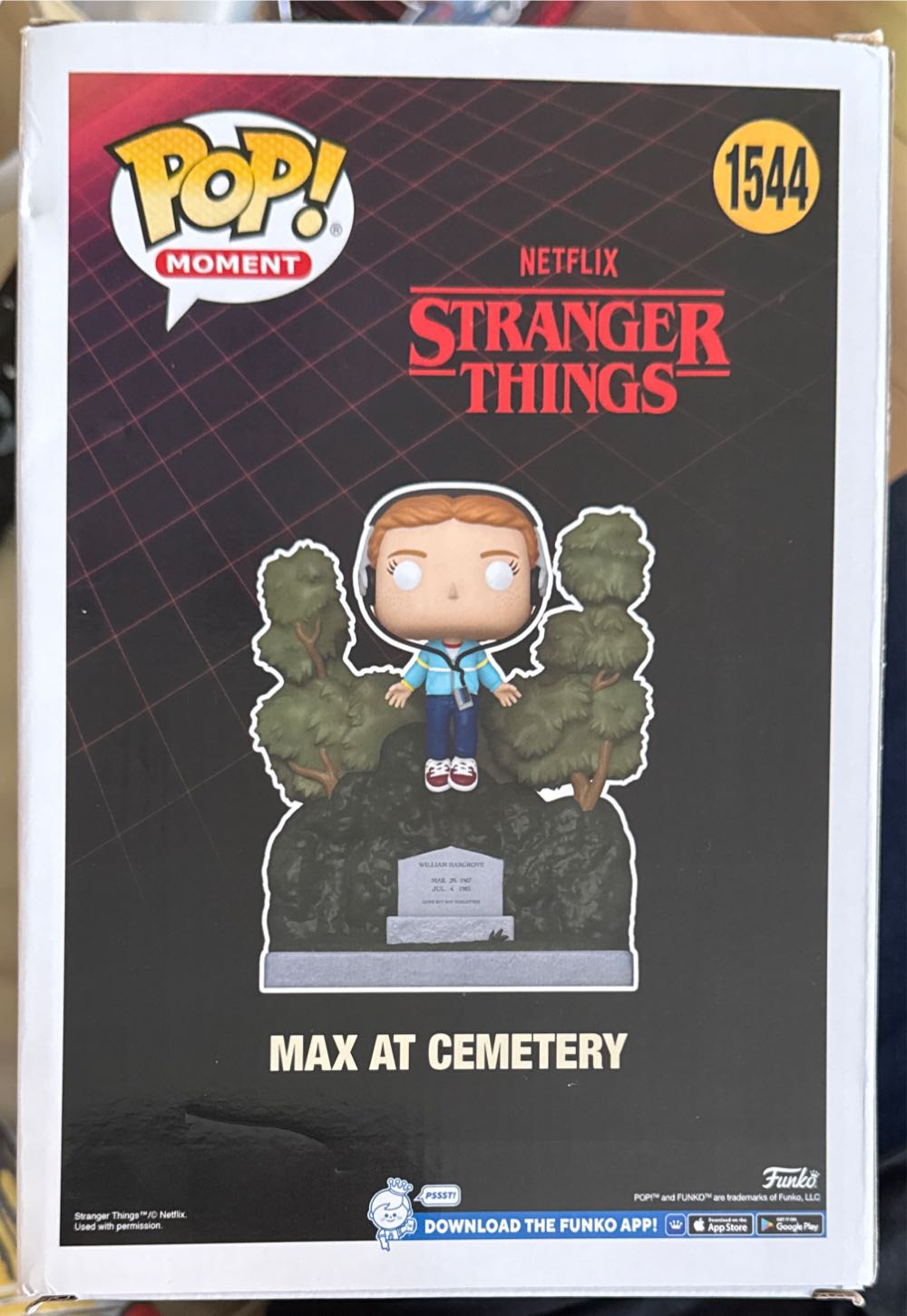 Max At Cemetery - Stranger Things vinyl figure collectible [Barcode 889698737142] - Main Image 3