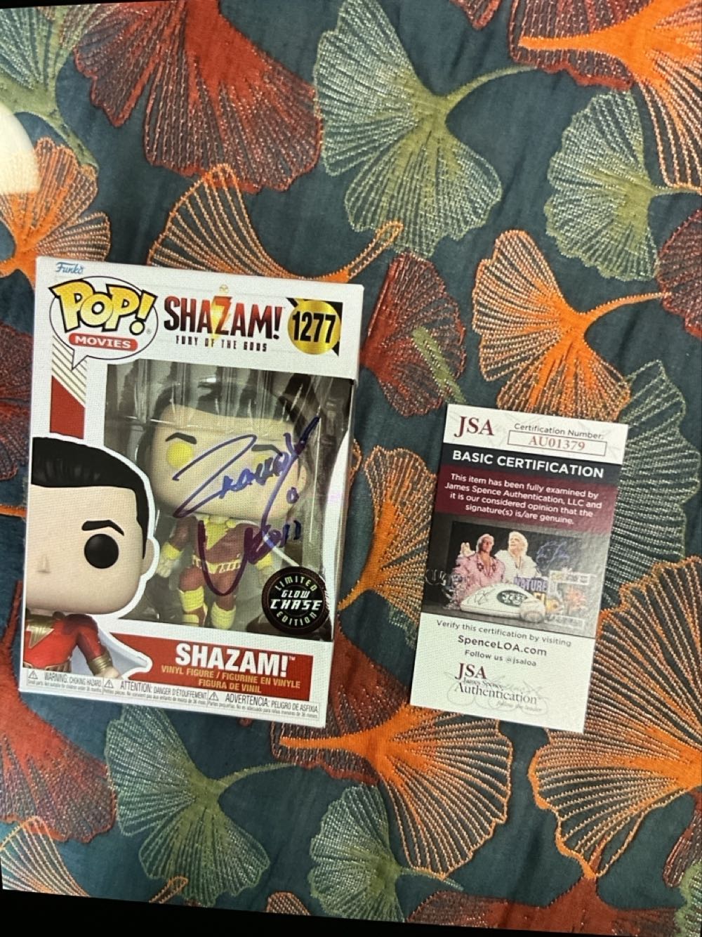 Shazam Glow Chase Limited Edition (autograph) - DC Comics vinyl figure collectible [Barcode 889698691208] - Main Image 2