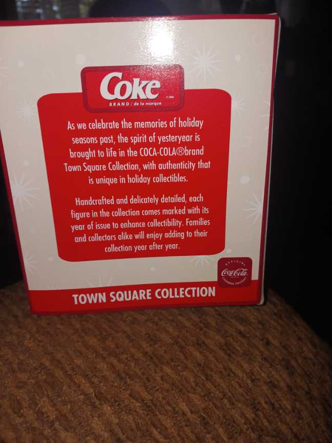 Coca-Cola Town Square Collection Couple Strolling 2003 - Coca-Cola vinyl figure collectible - Main Image 2