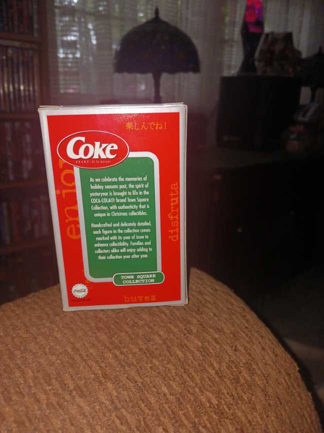 COCA-COLA Town Square Collection Man Carrying Pizza  & 6 Pack Of Coke - Coca-Cola vinyl figure collectible - Main Image 2