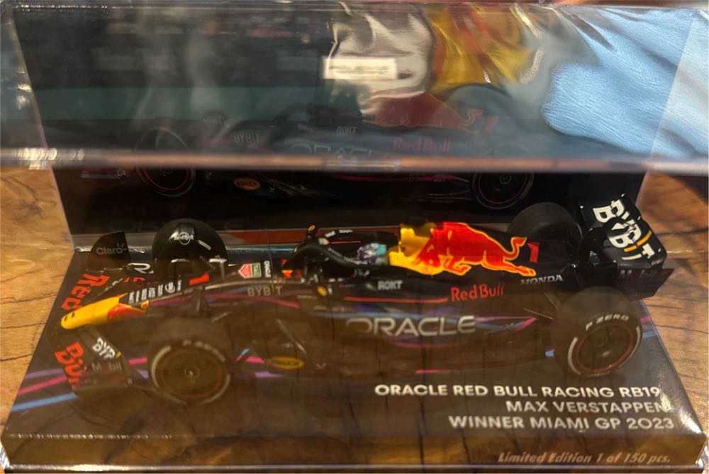 San Diego Previews Exclusive Dc Heroes: Superman Black And White 1:8 Scale Pvc Statue