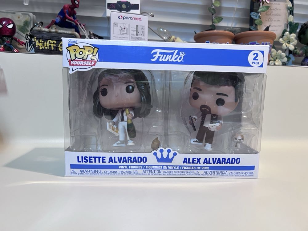 Greg And Amy - Celebrities vinyl figure collectible [Barcode 889698849937] - Main Image 4