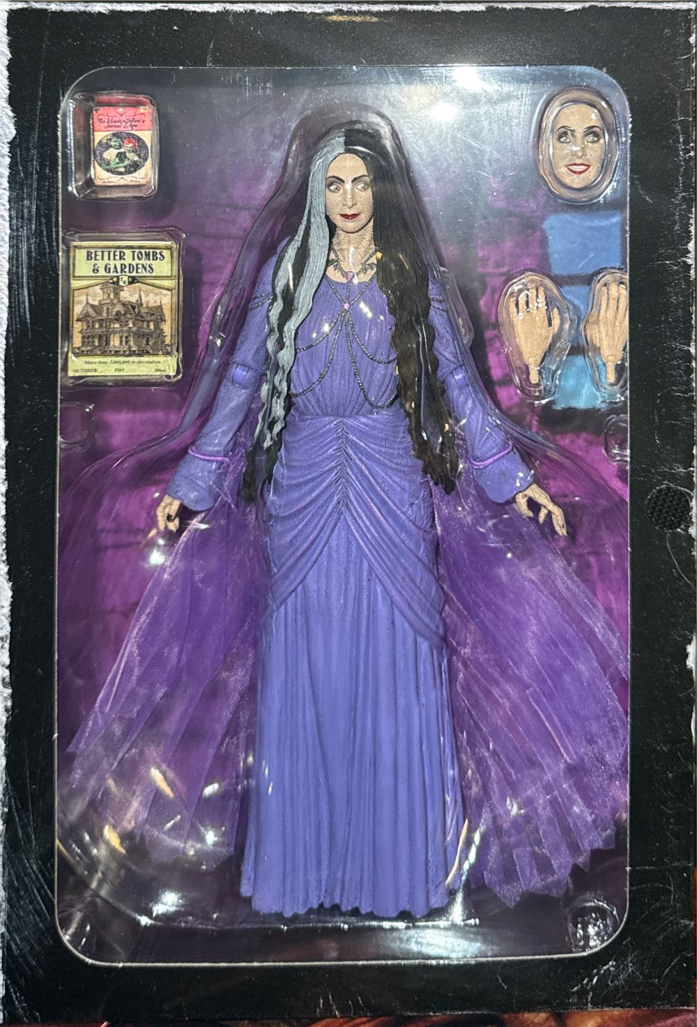 The Munsters: Ultimate Lily Munster  vinyl figure collectible [Barcode 634482560945] - Main Image 2