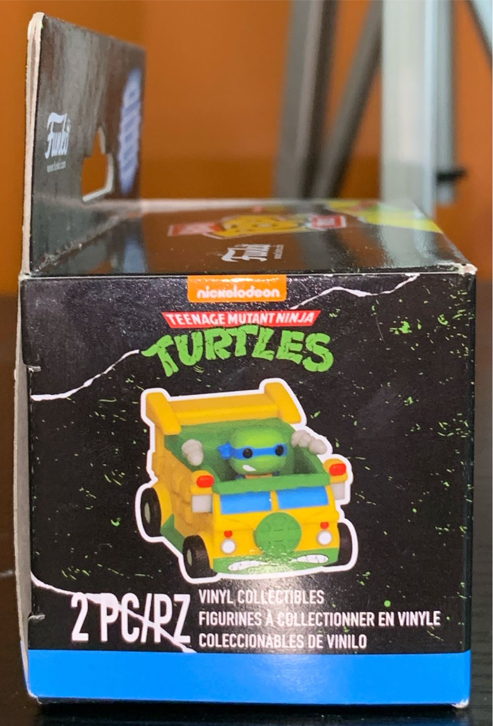 Leonardo and Turtle Van - Teenage Mutant Ninja Turtles vinyl figure collectible [Barcode 889698836265] - Main Image 4