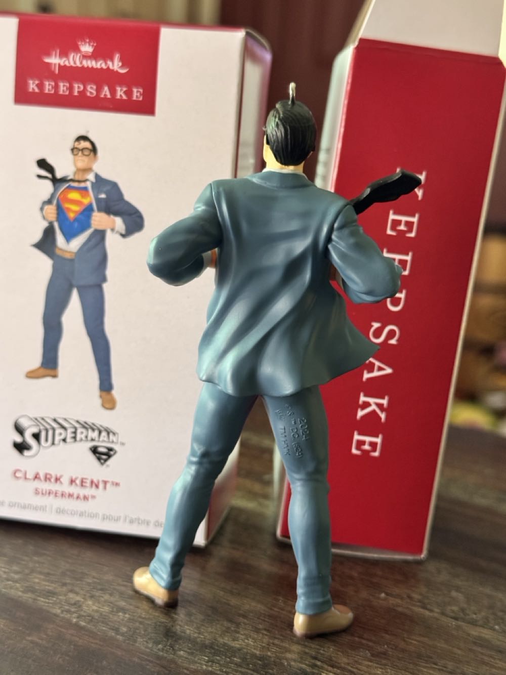 Hallmark Keepsake Clark Kent Superman **new In Box**  vinyl figure collectible [Barcode 661127025804] - Main Image 3