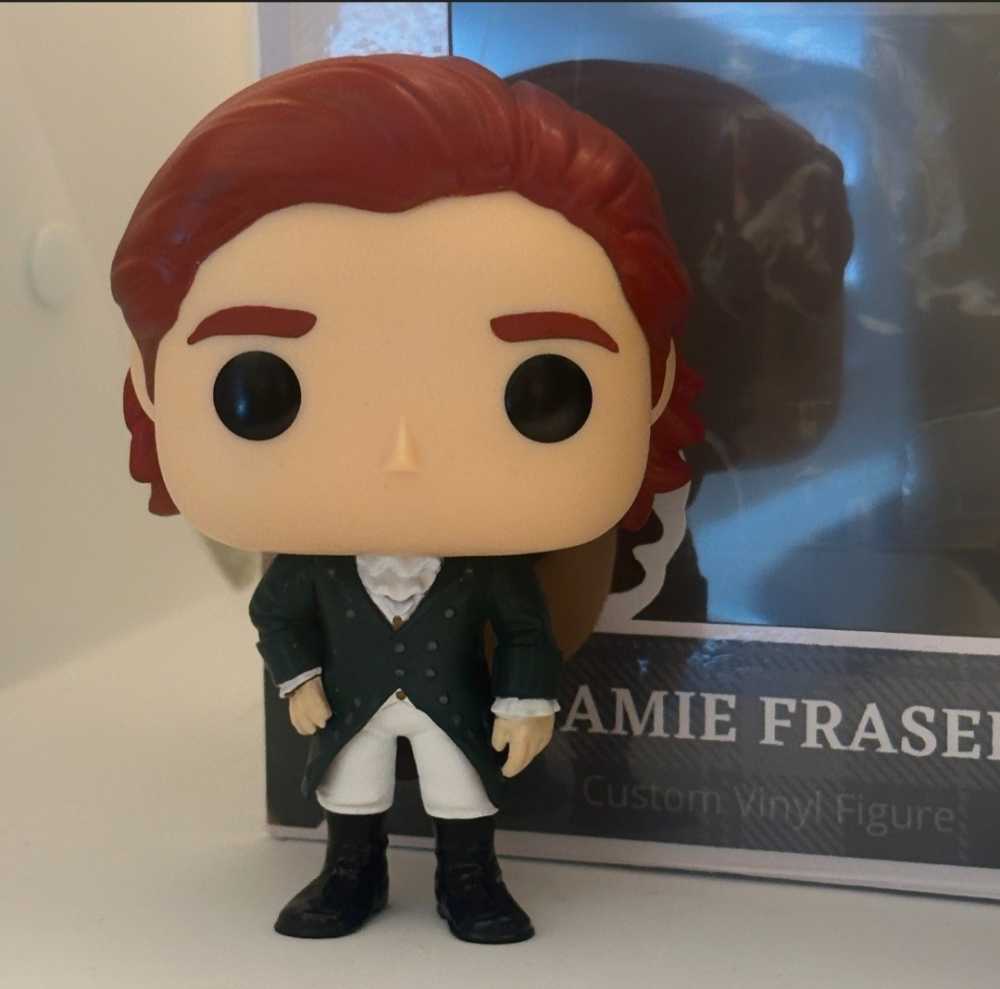 Claire & Jamie (Wedding) - Outlander vinyl figure collectible - Main Image 3