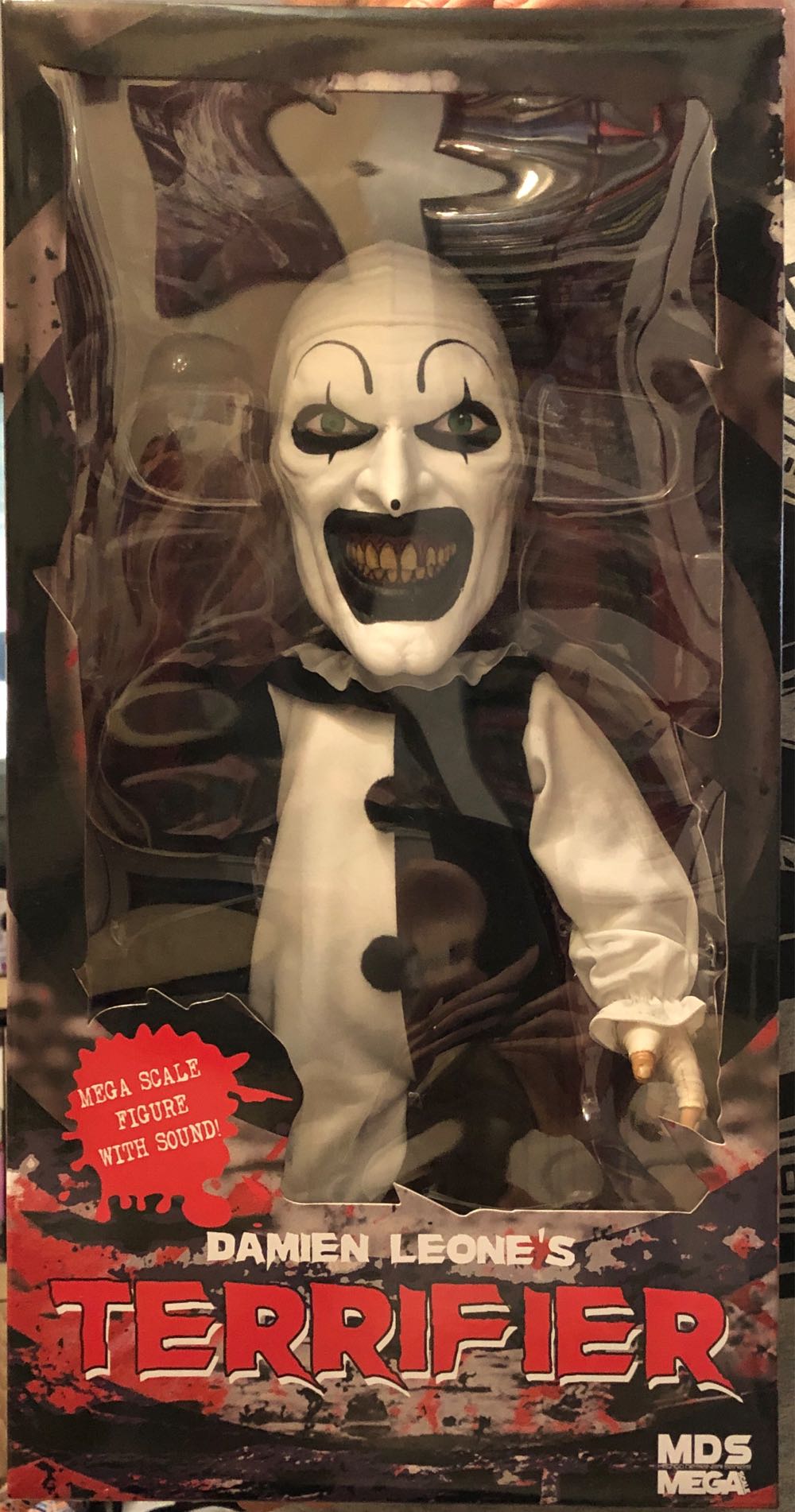Mezco Terrifier Mds Mega Scale Art The Clown With Sound  vinyl figure collectible [Barcode 696198240207] - Main Image 2