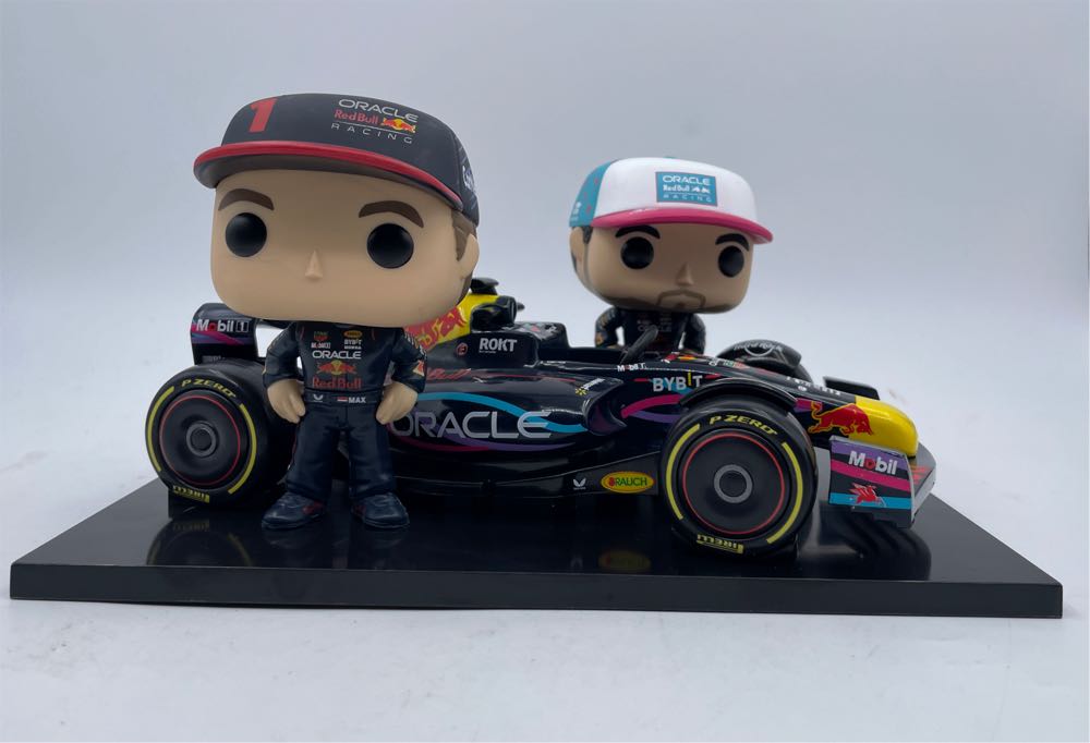 Oracle Red Bull Racing Team  vinyl figure collectible [Barcode 889698805797] - Main Image 2