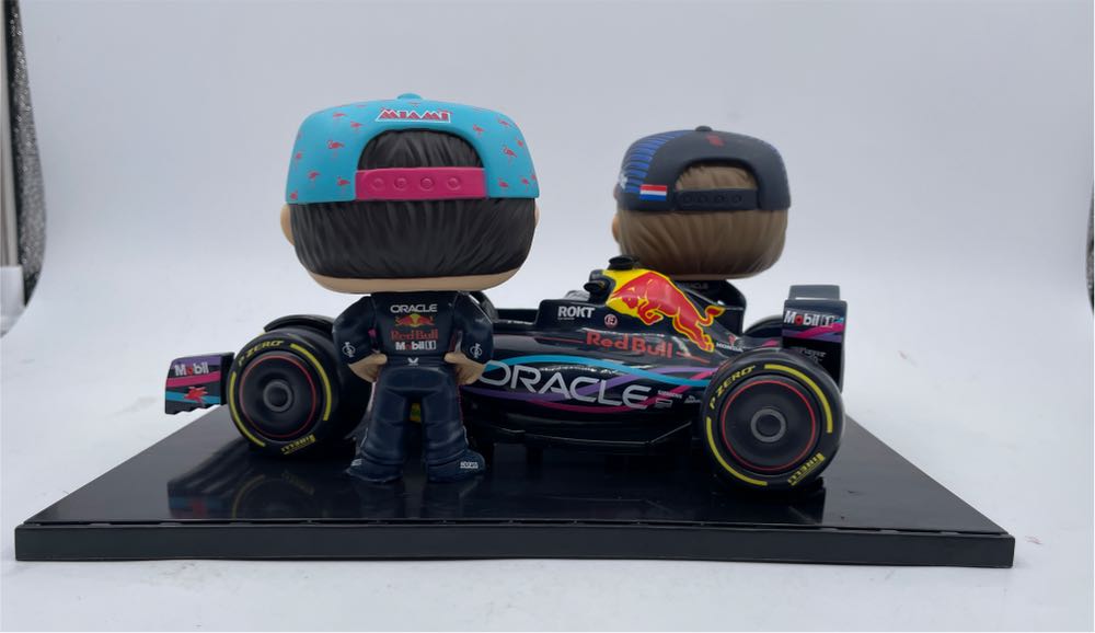 Oracle Red Bull Racing Team  vinyl figure collectible [Barcode 889698805797] - Main Image 3