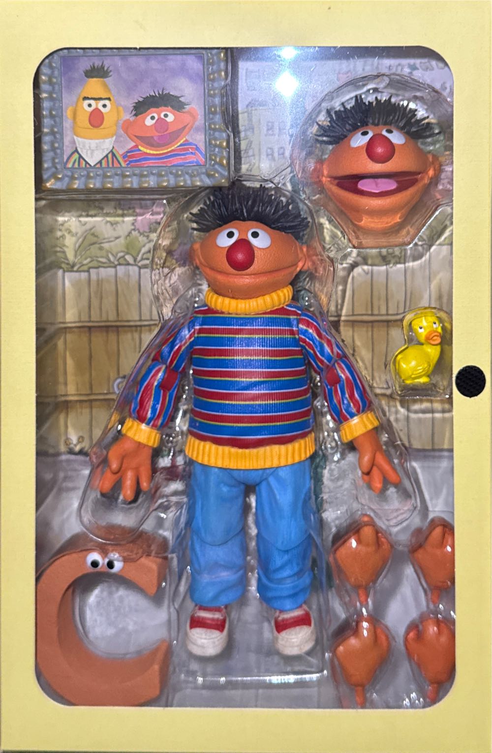 Neca Sesame Street: Ernie Featuring The Letter C - Seasame Street vinyl figure collectible [Barcode 634482086124] - Main Image 2