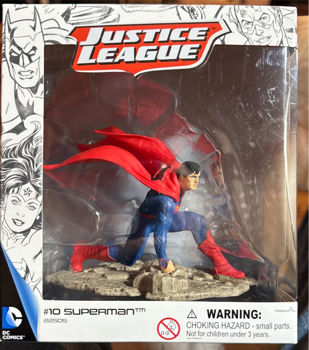Schleich Superman Kneeling Action Figure  vinyl figure collectible [Barcode 4055744009860] - Main Image 2
