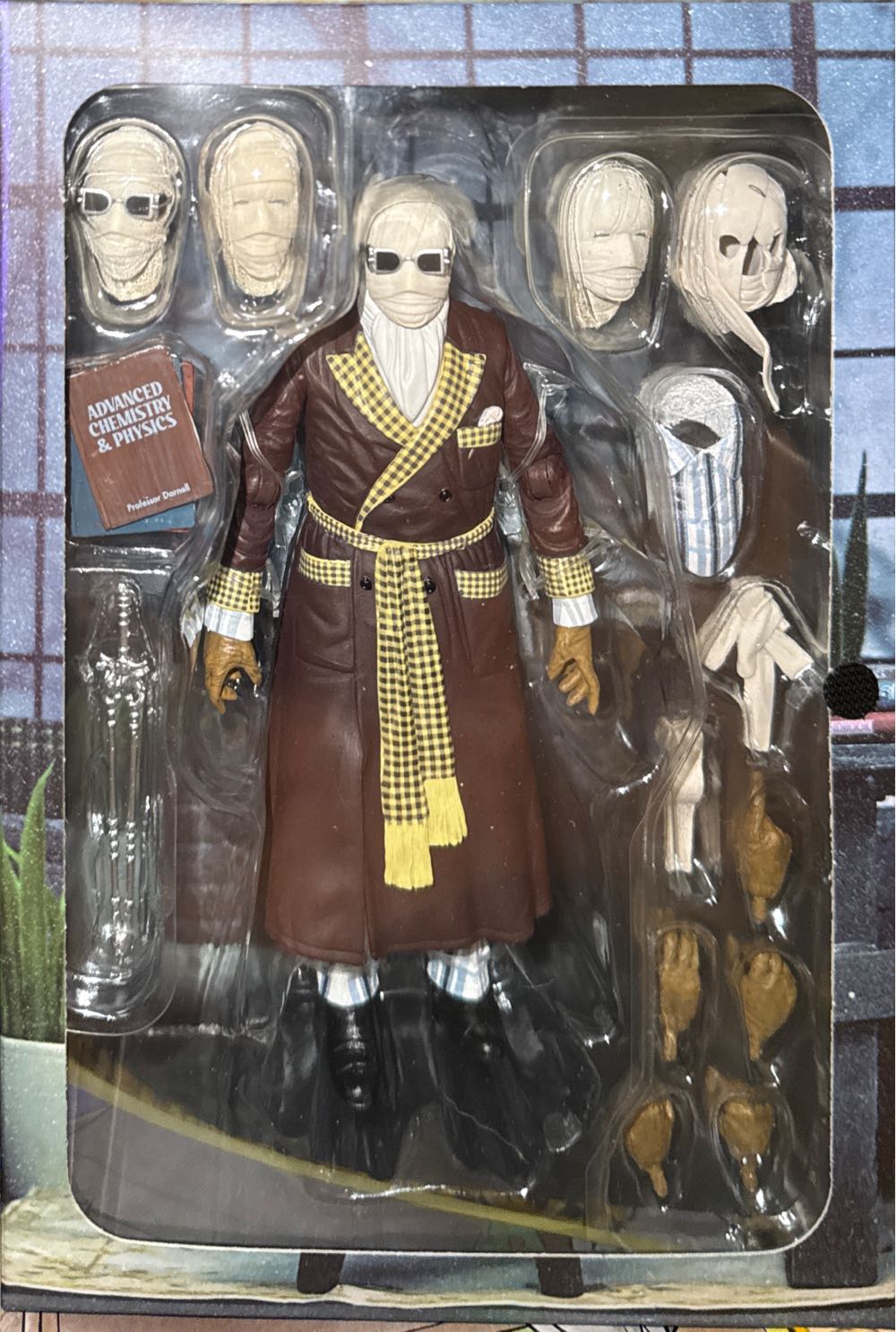 Invisible Man - Universal Monsters vinyl figure collectible [Barcode 634482048573] - Main Image 2