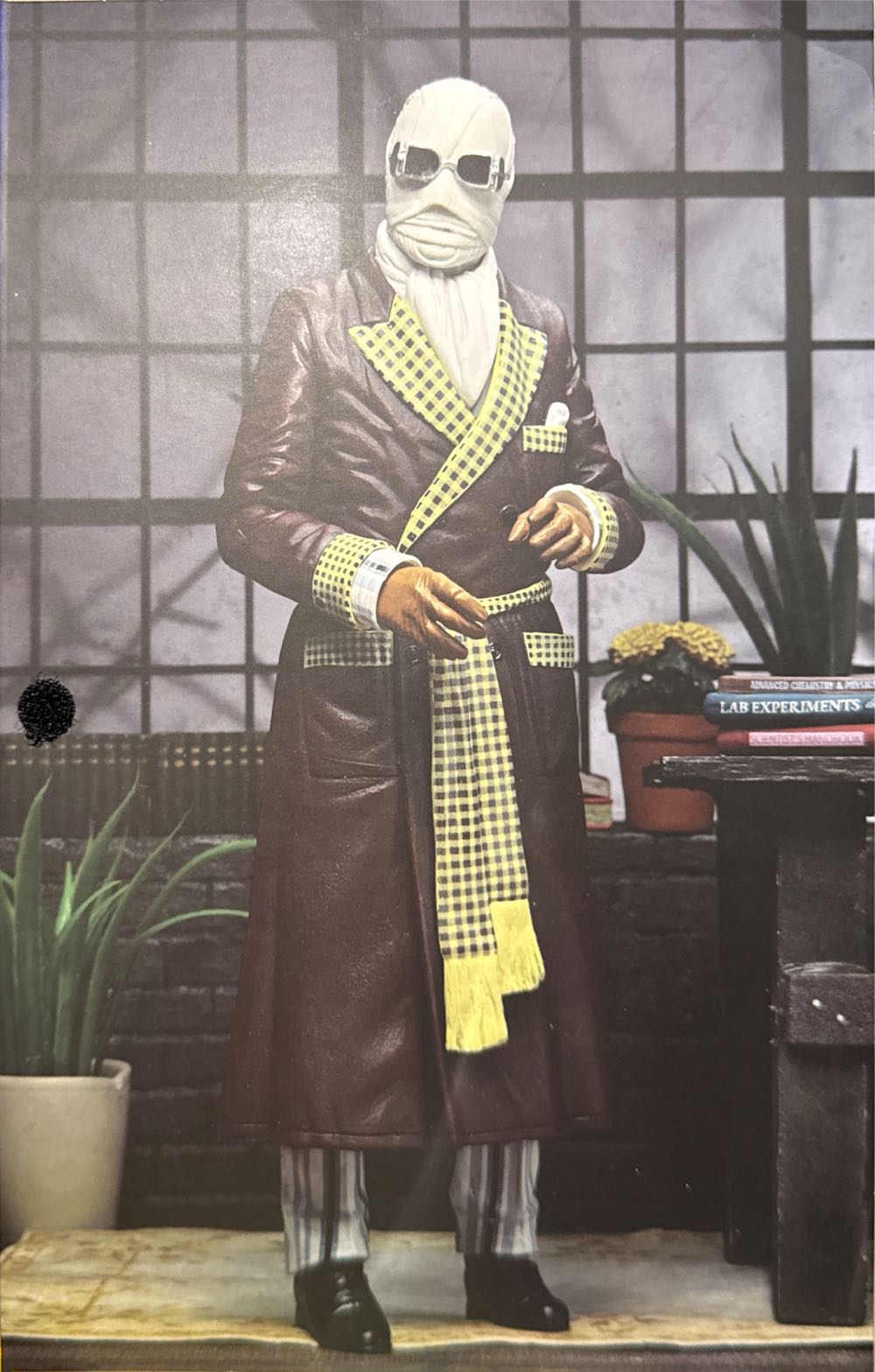 Invisible Man - Universal Monsters vinyl figure collectible [Barcode 634482048573] - Main Image 3