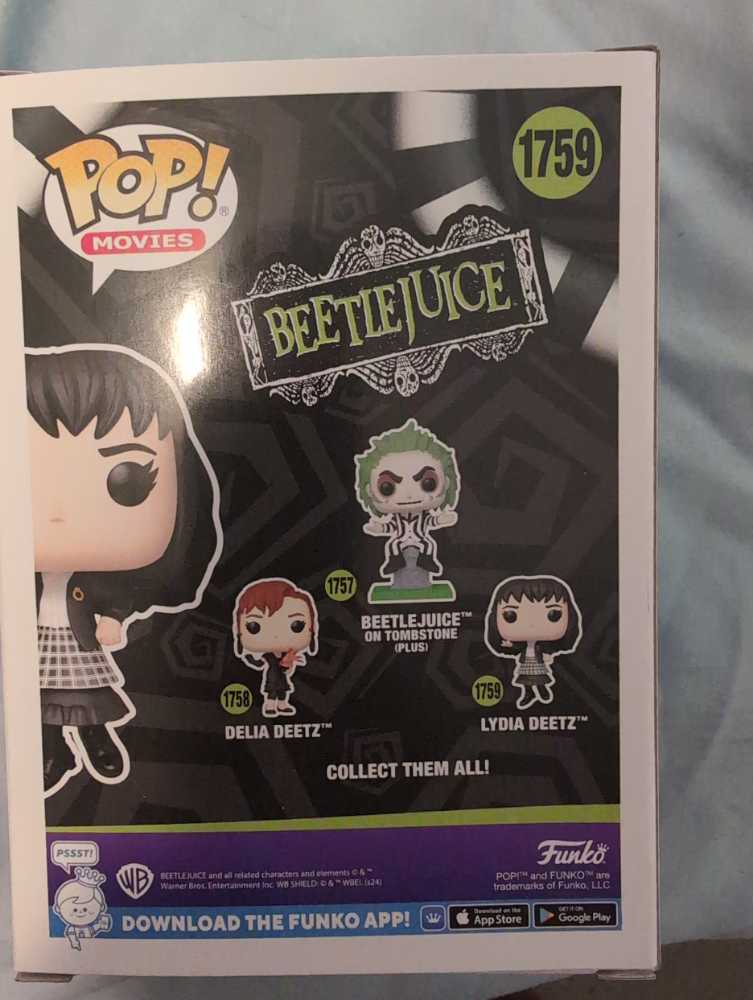 Lydia Deetz - Beetlejuice vinyl figure collectible [Barcode 889698908580] - Main Image 2