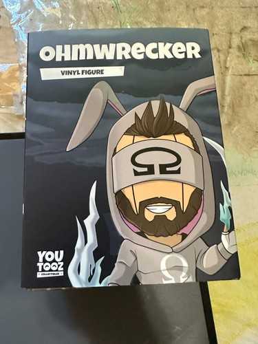 DC Multiverse Justice League The Sixth Dimension: Batman (Final Catsuit)  Mega Statue