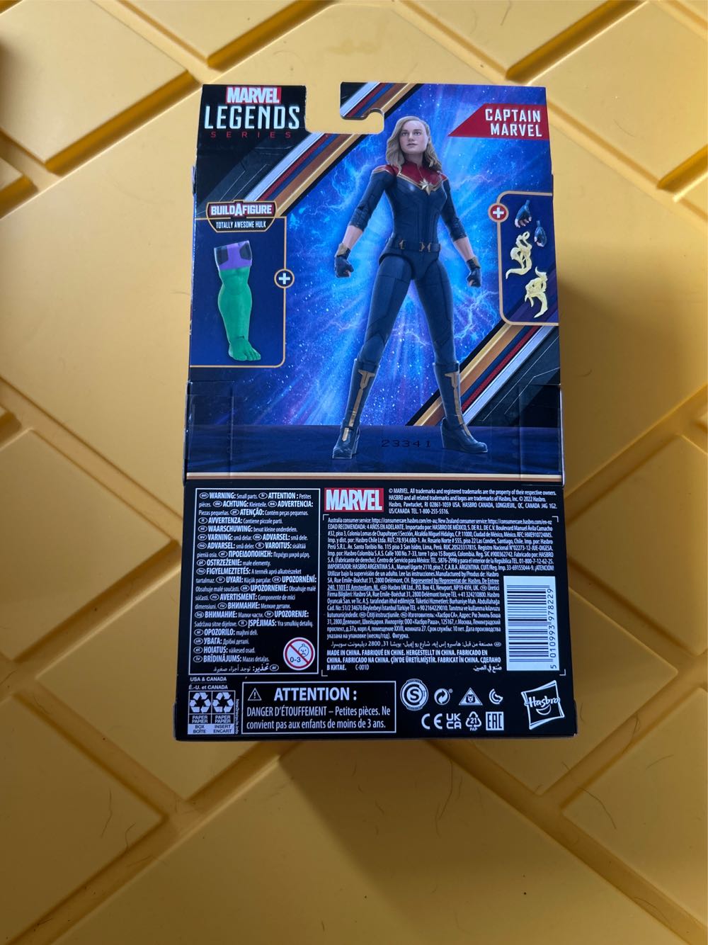 Hasbro: Marvel Legends Series: The Marvels: Captain Marvel Action Figure  vinyl figure collectible [Barcode 5010993978229] - Main Image 2