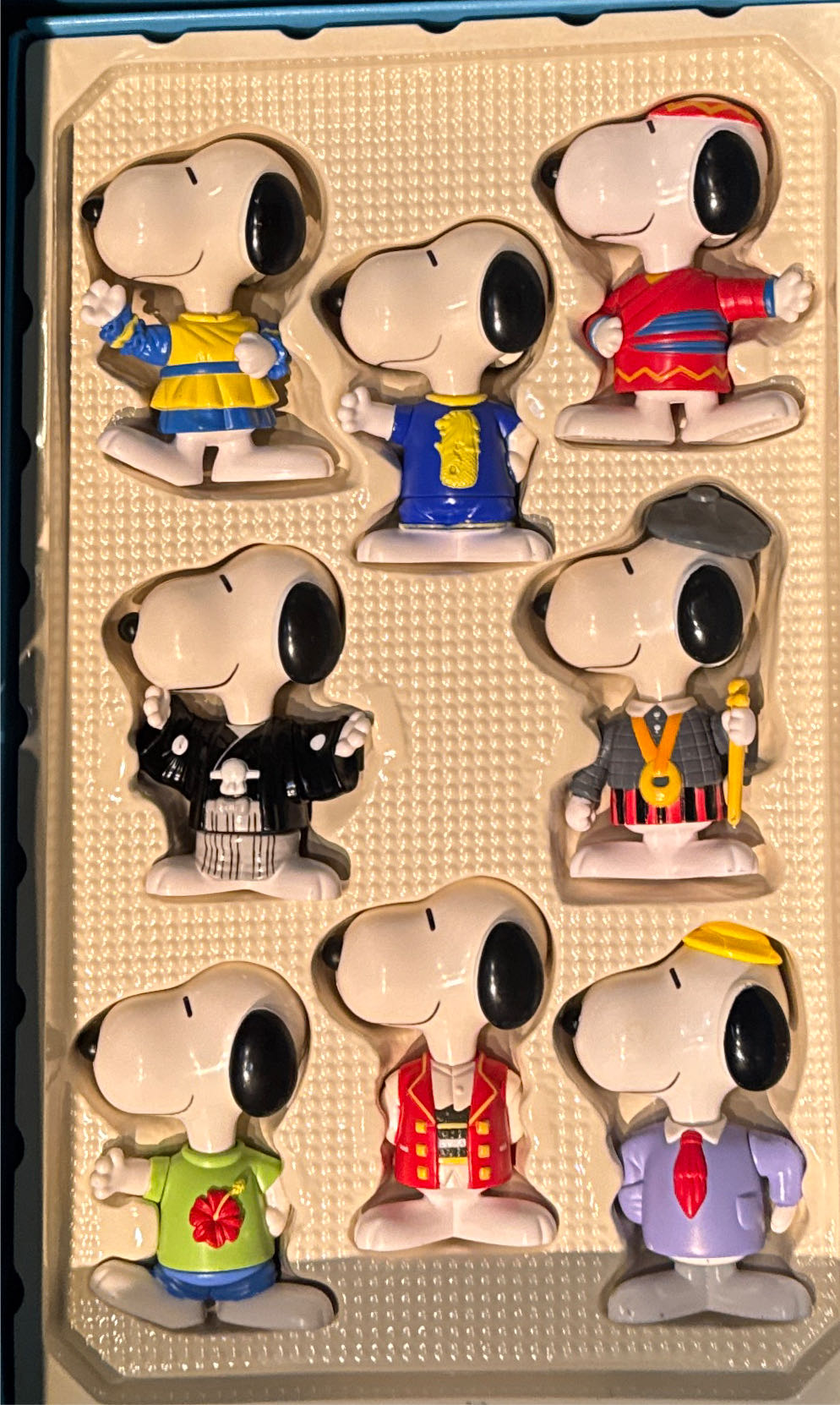 McDonald’s (Japan) X Peanuts Snoopy World Tour  vinyl figure collectible - Main Image 3