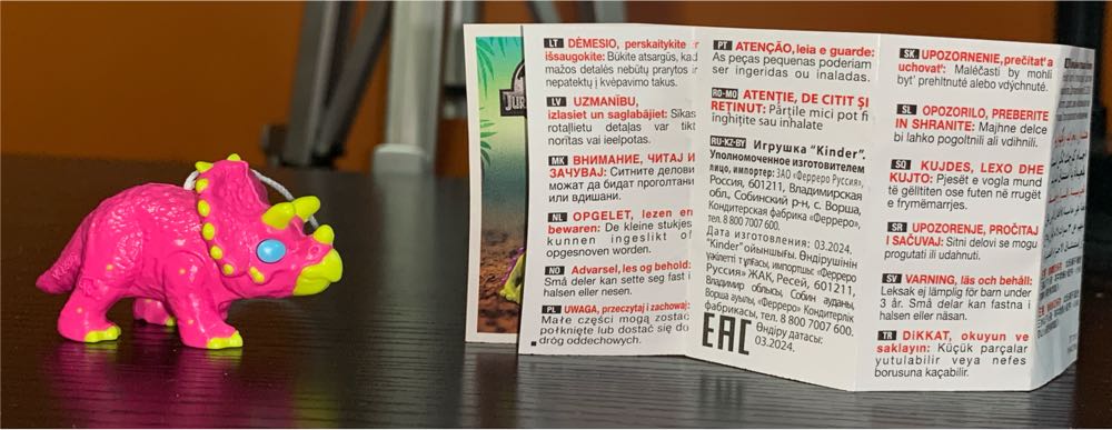 Triceratops (Hangable) - Jurassic World vinyl figure collectible - Main Image 4