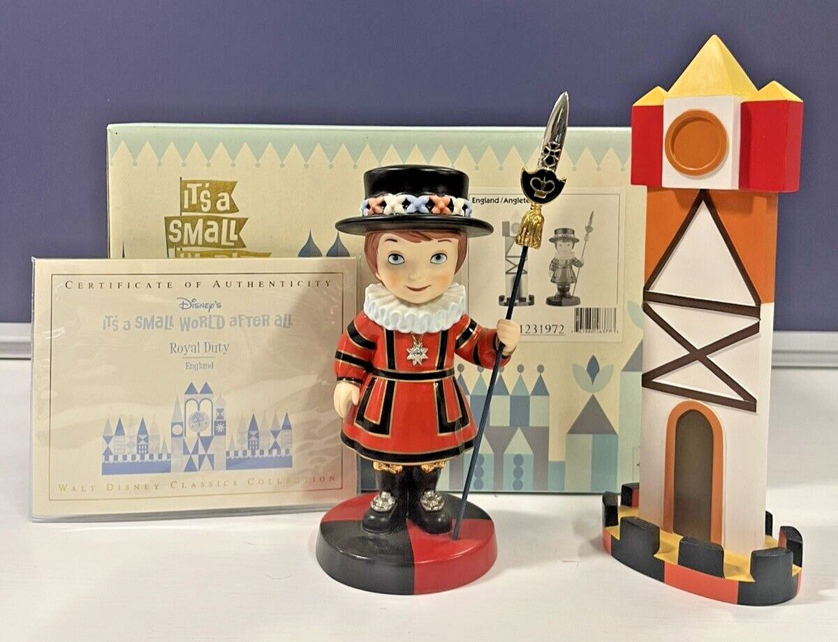 Royal Duty (England) - Disney vinyl figure collectible - Main Image 2