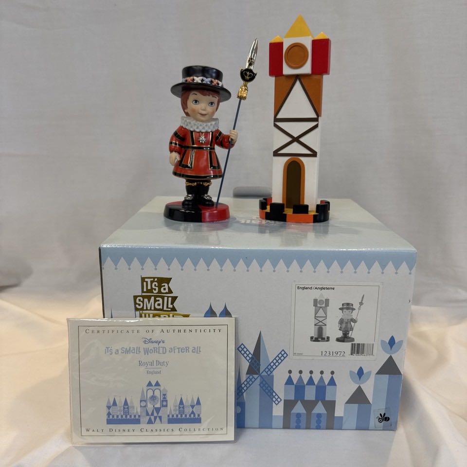 Royal Duty (England) - Disney vinyl figure collectible - Main Image 4