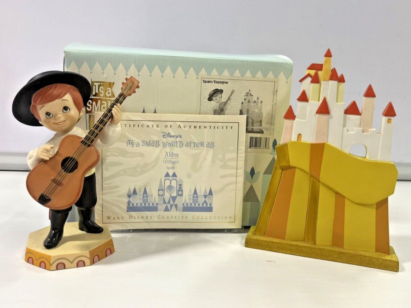 Hola, Amigos! and Aldea (Spain) - Disney vinyl figure collectible - Main Image 2